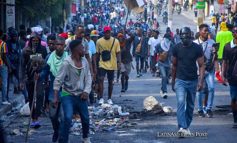 Personas se manifiestan hoy en las calles de Puerto Príncipe (Haití)