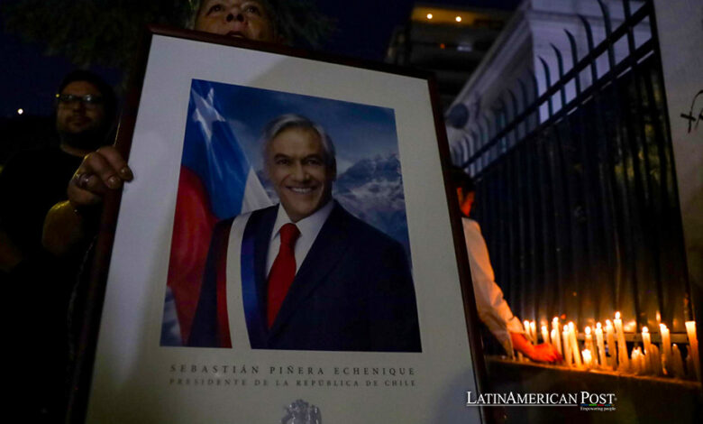 Militantes de Renovacion Nacional encienden velas en la sede del partido en apoyo al expresidente de Chile Sebastían Piñera hoy, en Santiago (Chile).
