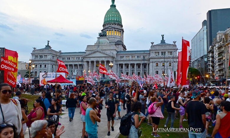 Personas festejan que el proyecto de "ley ómnibus" vuelve al debate en comisiones, lo que se traduce como una derrota del oficialismo hoy en Buenos Aires (Argentina).