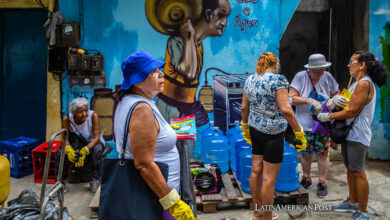 Residentes y agentes de salud realizan acciones para combatir el dengue, en la comunidad de Ladeira dos Tabajaras, en Río de Janeiro (Brasil)