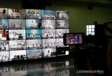 Fotografía de monitores donde se observan a pandilleros en una audiencia virtual simultánea en diferentes cárceles, hoy en el centro judicial Isidro Menéndez, en San Salvador
