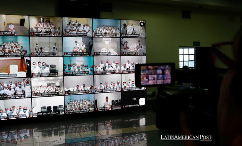 Fotografía de monitores donde se observan a pandilleros en una audiencia virtual simultánea en diferentes cárceles, hoy en el centro judicial Isidro Menéndez, en San Salvador