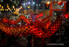 Docenas de personas participan en la celebración del Año Nuevo chino hoy, en Caracas (Venezuela).