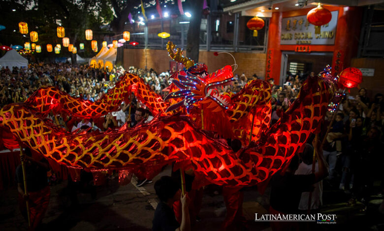 Docenas de personas participan en la celebración del Año Nuevo chino hoy, en Caracas (Venezuela).