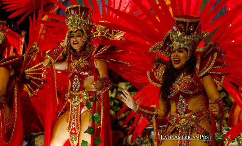 Integrantes de la escuela de samba Porto da Pedra desfilan durante el carnaval de Río de Janeiro, hoy, en Río de Janeiro (Brasil).
