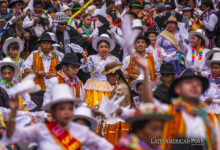 Artistas danzan durante el desfile folclórico llamado Jisk'a Anata, hoy, en La Paz (Bolivia).