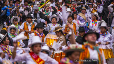 Artistas danzan durante el desfile folclórico llamado Jisk'a Anata, hoy, en La Paz (Bolivia).