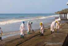 Unos trabajadores limpian un derrame de petróleo, el 12 de febrero del 2024, en la playa Rockly Bay, en la ciudad de Scarborough en la isla Tobago (Trinidad y Tobago).
