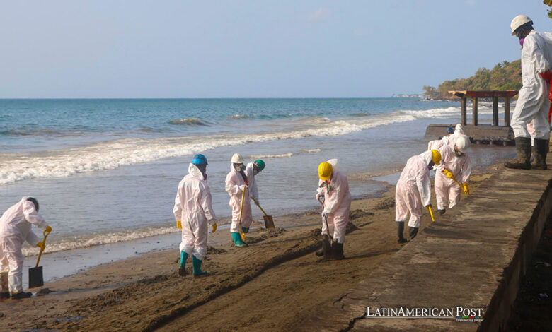 Unos trabajadores limpian un derrame de petróleo, el 12 de febrero del 2024, en la playa Rockly Bay, en la ciudad de Scarborough en la isla Tobago (Trinidad y Tobago).