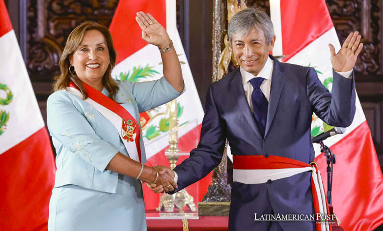 Fotografía cedida por la Presidencia de Perú de la mandataria, Dina Boluarte, mientras posa junto al nuevo ministro de Economía, José Arista, este martes en el Palacio de Gobierno, en Lima (Perú).