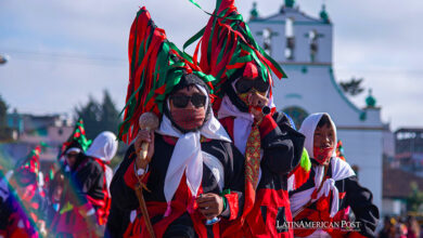 Indígenas Tsotsiles danzan con trajes de gala durante su carnaval inspirado en la cosmovisión maya, este martes en el municipio Zinacantán (México).