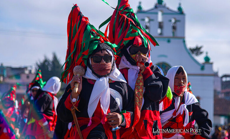 Indígenas Tsotsiles danzan con trajes de gala durante su carnaval inspirado en la cosmovisión maya, este martes en el municipio Zinacantán (México).