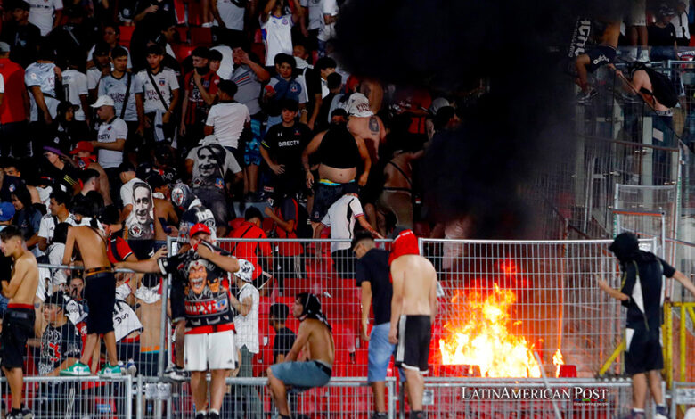 Hinchas de Colo Colo provocan incidentes en la tribuna durante la final de la Supercopa 2024 del fútbol chileno entre Huachipato y Colo Colo