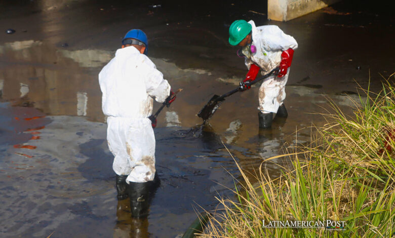 Unos trabajadores limpian un derrame de petróleo