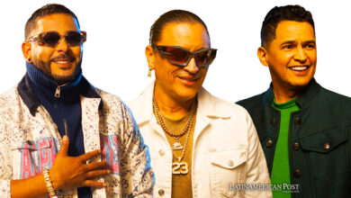 Fotografía cedida por Flash Music donde aparece el reguetonero puertorriqueño RKM (i), el merenguero Elvis Crespo (c), y el cantante colombiano Jorge Celedón (d)