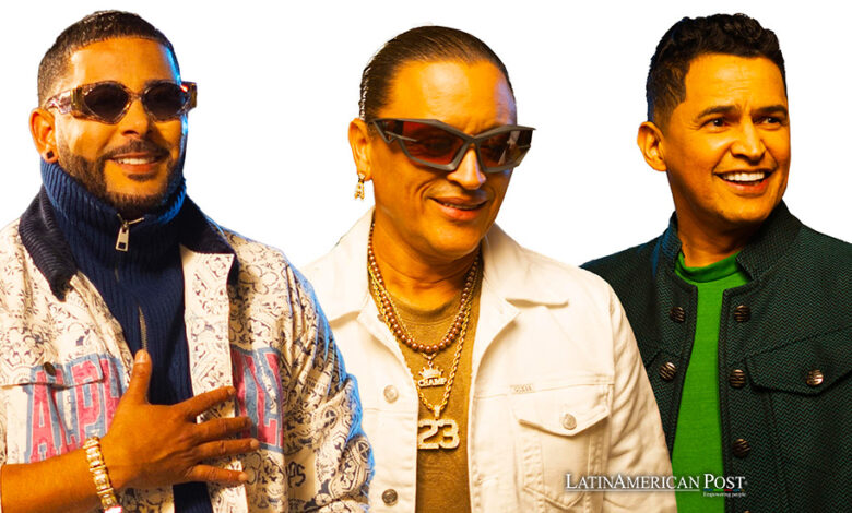Fotografía cedida por Flash Music donde aparece el reguetonero puertorriqueño RKM (i), el merenguero Elvis Crespo (c), y el cantante colombiano Jorge Celedón (d)