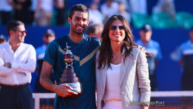 Gabriela Sabatini le entrega el trofeo a Facundo Díaz Acosta de Argentina, tras ganar en la final del torneo IEB+ Argentina Open