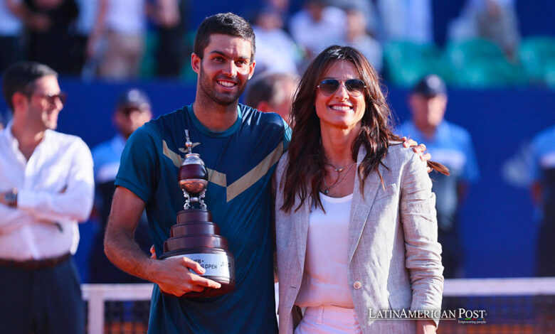 Gabriela Sabatini le entrega el trofeo a Facundo Díaz Acosta de Argentina, tras ganar en la final del torneo IEB+ Argentina Open
