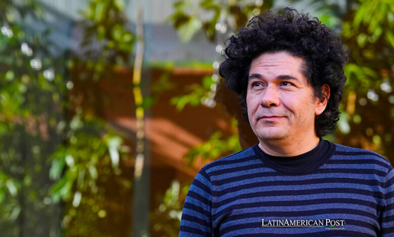 El escritor mexicano Juan Pablo Villalobos, que ha cerrado el ciclo narrativo autobiográfico con su última novela, 'El pasado anda atrás de nosotros'