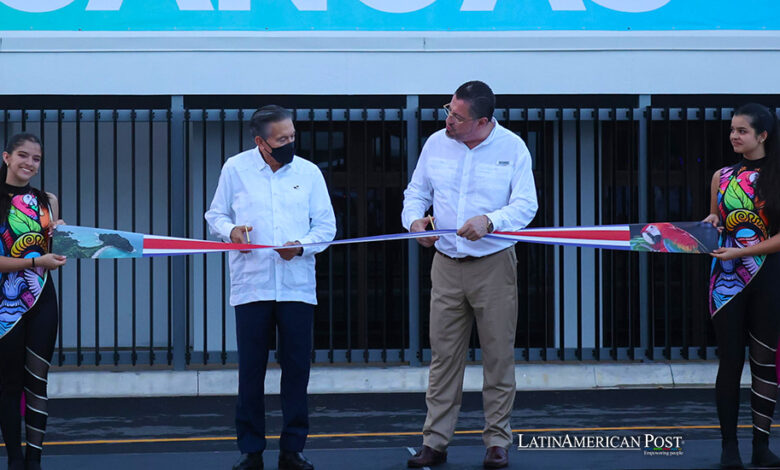 Los presidentes de Costa Rica Rodrigo Chaves (d) y de Panamá Laurentino Cortizo inauguran el Centro de Control Integrado este martes, en la ciudad fronteriza de Paso Canoas (Costa Rica)
