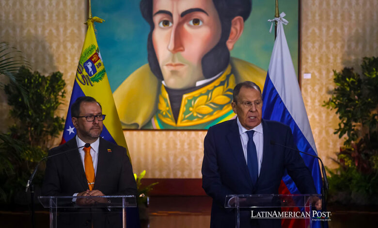 El ministro de Relaciones Exteriores venezolano, Yván Gil, y el canciller de Rusia Serguei Lavrov, durante su rueda de prensa este martes en Caracas (Venezuela).