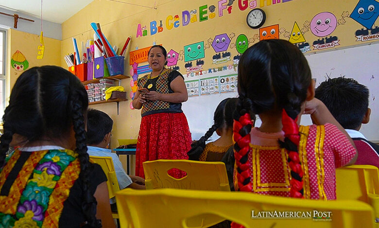 La profesora Micaela Hernández, conocida como 'Kelly Tehuanita', imparte clases de zapoteco