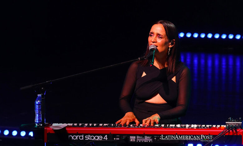 La cantautora mexicana Julieta Venegas se presenta hoy, durante un concierto