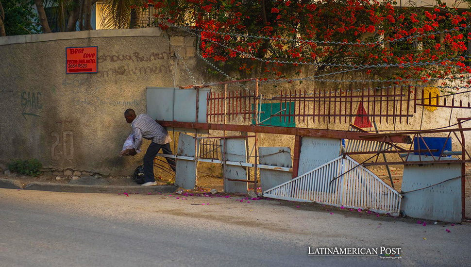 Fotografía de las barreras que vecinos de muchas calles han instalado para protegerse de la violencia de las pandillas, este domingo en Puerto Príncipe (Haití).