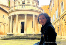 La arquitecta chilena Cecilia Puga, posa frente al templete de Bruneleschi de la Real Academia de España en Roma.