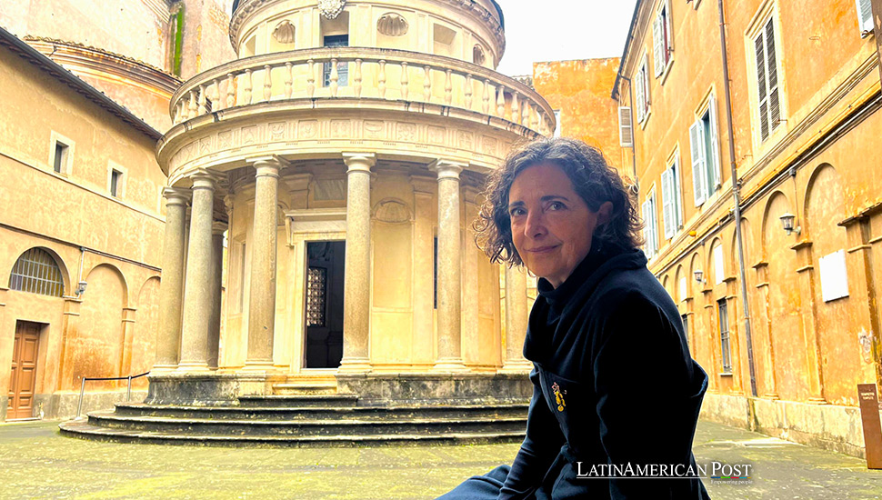 La arquitecta chilena Cecilia Puga, posa frente al templete de Bruneleschi de la Real Academia de España en Roma.