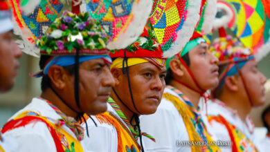 Integrantes del grupo mexicano Voladores de Papantla realizan un ritual de culto al sol este miércoles, en Bogotá (Colombia).