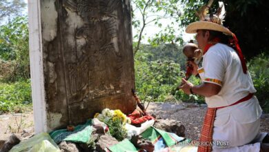 Un indígena realiza hoy un ritual para intentar detener la ola de violencia que afecta al estado, en el municipio de Tapachula, en Chiapas (México).