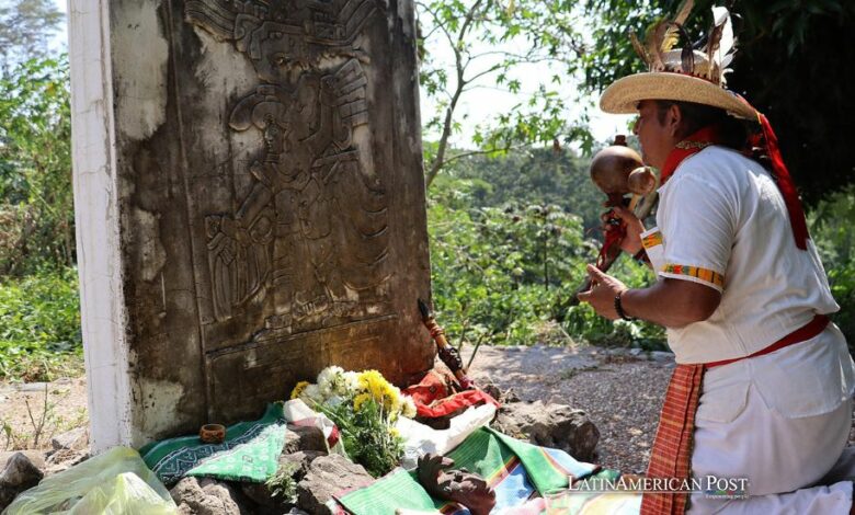 Un indígena realiza hoy un ritual para intentar detener la ola de violencia que afecta al estado, en el municipio de Tapachula, en Chiapas (México).