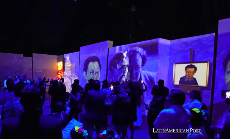 Asistentes recorren la exposición inmersiva ‘Yo soy Frida Kahlo’ este viernes, en la ciudad de Querétaro (México).