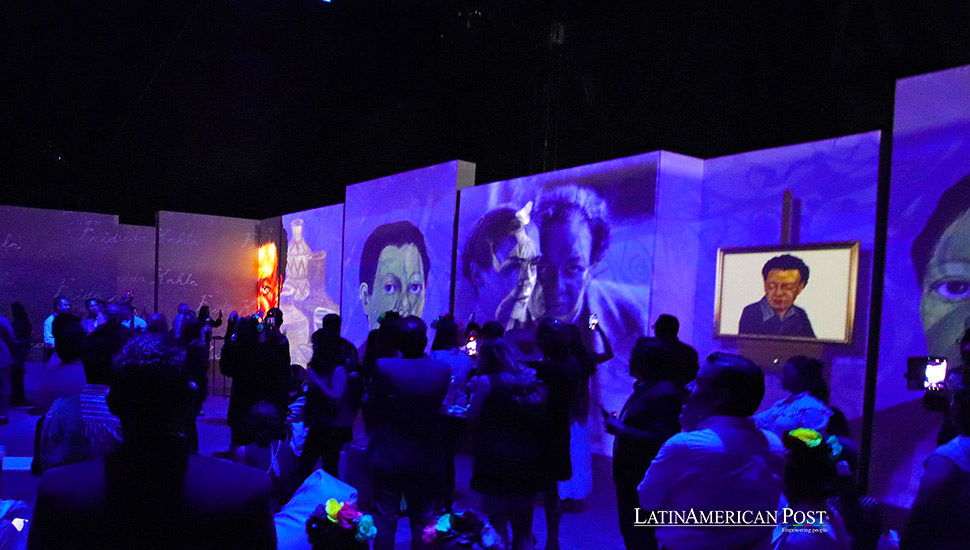 Inmersiva exposición de Frida Kahlo debuta en México, celebrando el legado artístico