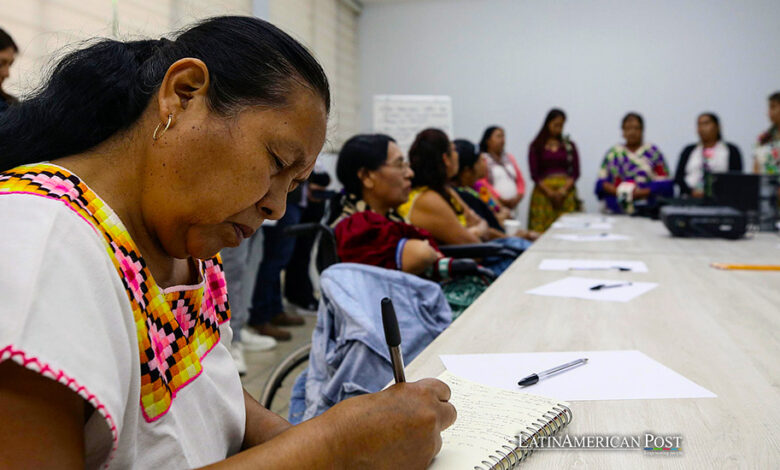 Fotografía cedida este lunes por Gustavo Alfonzo y la Universidad de Guadalajara de un taller con mujeres indígenas y derechos humanos en la ciudad de Guadalajara (México).