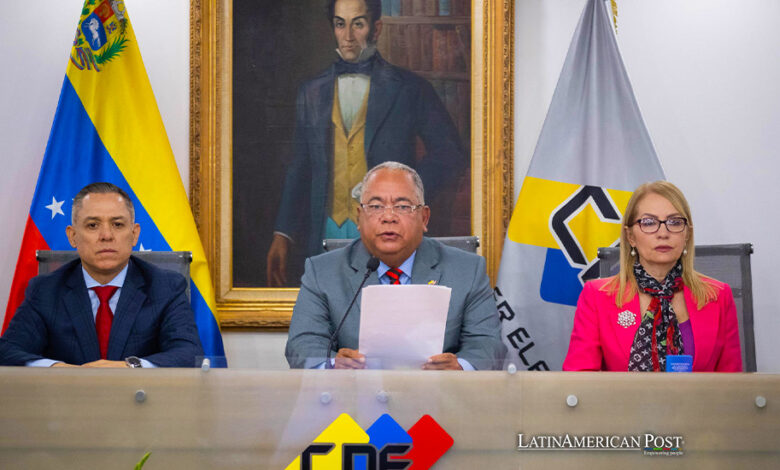 El presidente del Consejo Nacional Electoral (CNE), Elvis Amoroso (c), acompañado de los rectores Carlos Quintero (i) y Rosalba Gil Pacheco