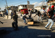 Manifestantes protestan para exigir la renuncia del primer ministro Ariel Henry este jueves en Puerto Príncipe (Haití).
