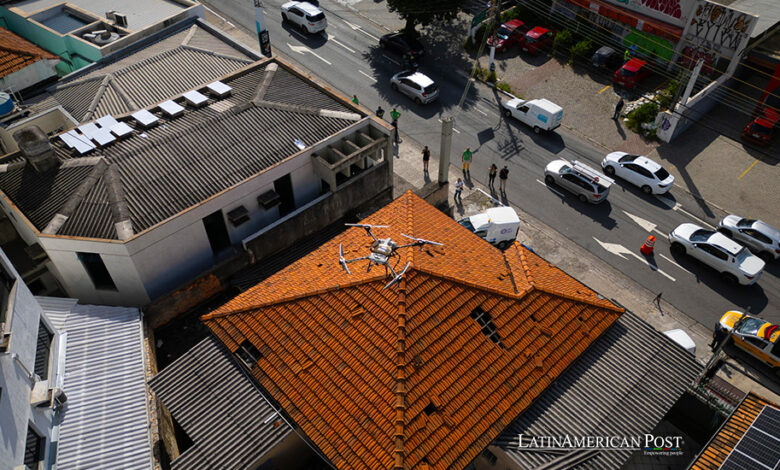 Un dron equipado con innovadora tecnología de disparo de larvicidas despliega su labor en áreas de difícil acceso para los agentes de salud, este martes en Sao Paulo (Brasil).