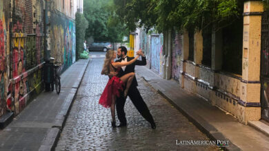 Cuple dancing tango