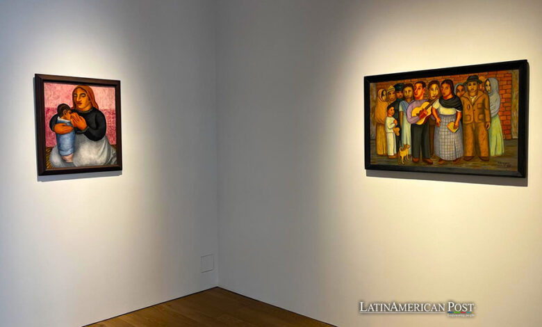 • Fotografía que muestra las obras 'Maternidad' (1927) y 'El corrido' (1926) del pintor Manuel Rodríguez Lozano (1896 -1971)
