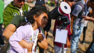 Fotografía cedida por la Asociación de Astronomía de Colombia que muestra a una niña observando por un telescopio este sábado, durante el Festival de Astronomía de Villa de Leyva (Colombia).