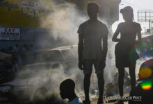 Varias personas se concentran en una calle en Puerto Príncipe (Haití).