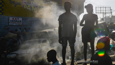 Varias personas se concentran en una calle en Puerto Príncipe (Haití).