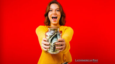 Persona sosteniendo una jarra con dinero