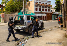 Policías patrullan este miércoles las calles de Puerto Príncipe (Haití).