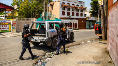 Policías patrullan este miércoles las calles de Puerto Príncipe (Haití).
