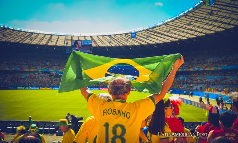 Hincha sosteniendo una bandera de Brasil