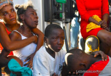 Dos mujeres y dos niños reaccionan luego de ver el cadáver de un familiar en la calle este lunes, en Puerto Príncipe (Haití).