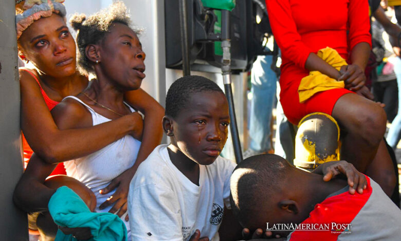 Dos mujeres y dos niños reaccionan luego de ver el cadáver de un familiar en la calle este lunes, en Puerto Príncipe (Haití).